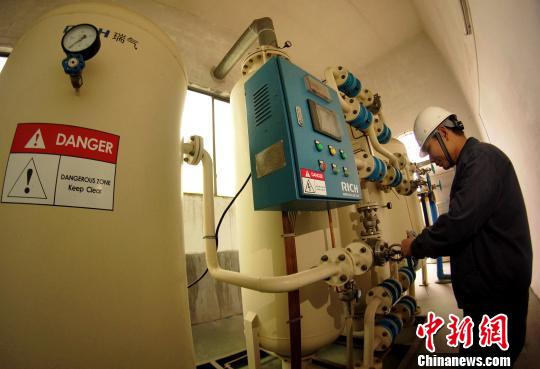 中央儲備糧贛州直屬庫有限公司一車間內(nèi)制氮設備正在作業(yè)。　王昊陽 攝